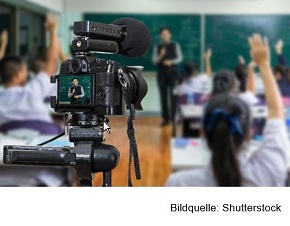 Kamera filmt im Unterricht